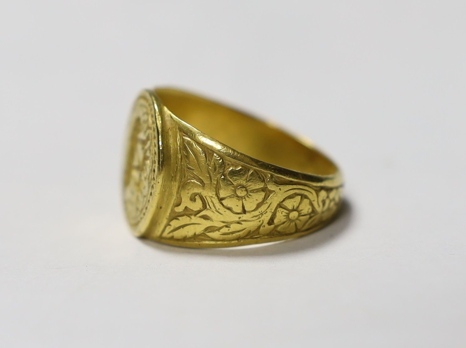 A late 16th/early 17th century yellow metal signet/seal ring, engraved with the initials SMU, the M formed as the trunk of an oak tree